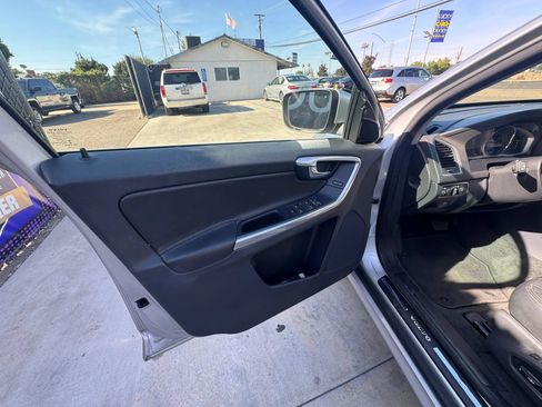 Used 2016 Volvo XC60 T5 Premier w/ Proximity Package FWD image 10