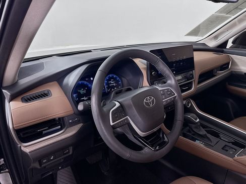 Used 2025 Toyota Grand Highlander AWD image 9