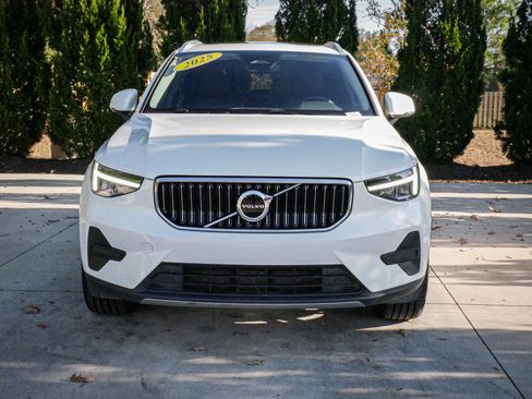 Used 2025 Volvo XC40 B5 Core image 3