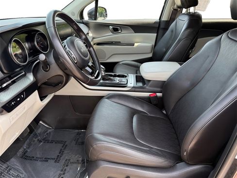 Used 2024 Kia Carnival LX image 9