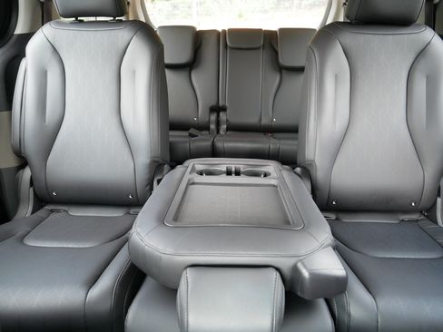 Certified 2026 Kia Carnival FWD image 13