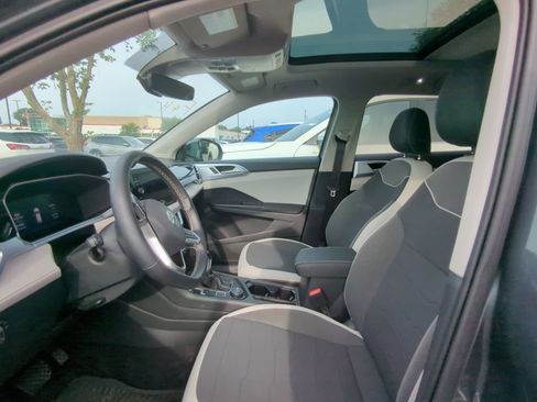 Used 2025 Volkswagen Taos SE w/ Panoramic Sunroof Package AWD/4WD image 5