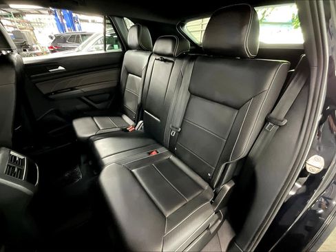 Used 2023 Volkswagen Atlas Cross Sport SE image 28
