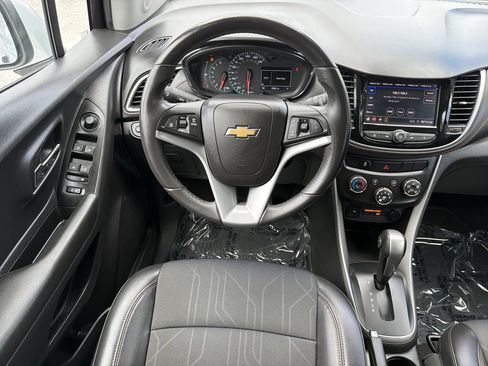 Used 2022 Chevrolet Trax LT w/ LT Convenience Package FWD image 13