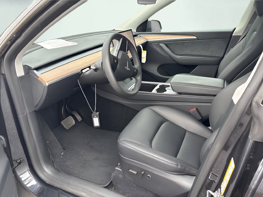 Used 2024 Tesla Model Y Long Range AWD/4WD image 3