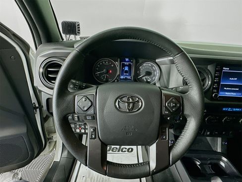 Used 2022 Toyota Tacoma TRD Off-Road image 11