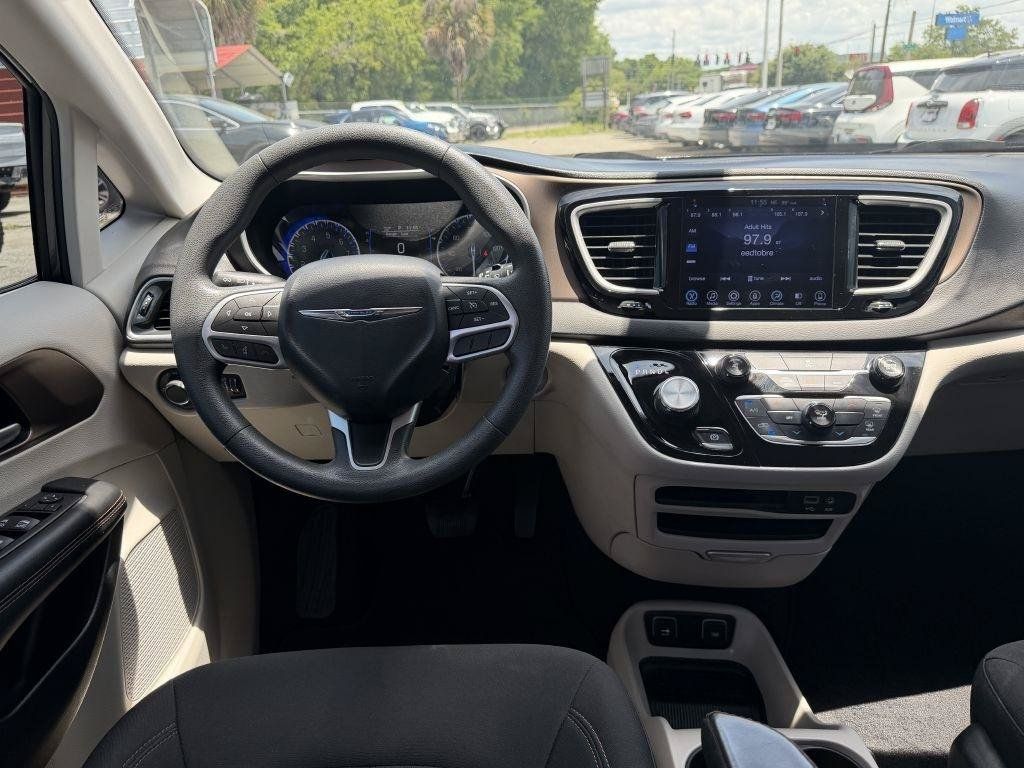 Used 2017 Chrysler Pacifica Touring FWD image 15