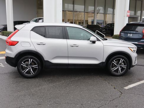 Used 2025 Volvo XC40 B5 Core image 11