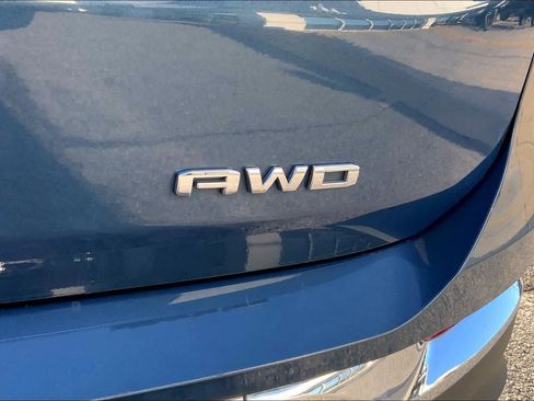 Used 2024 GMC Terrain SLT image 9