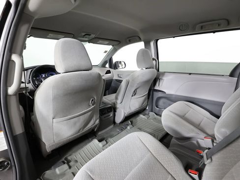 Used 2018 Toyota Sienna LE FWD image 14