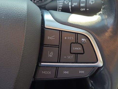 Used 2020 Toyota Highlander XLE image 28