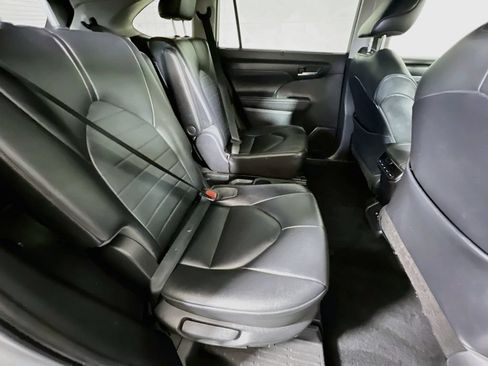 Certified 2021 Toyota Highlander XLE AWD/4WD image 26
