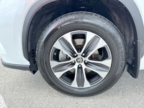 Used 2022 Toyota Highlander XLE image 19