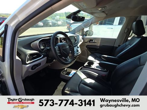 Used 2023 Chrysler Pacifica Touring-L FWD image 8