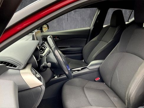 Used 2019 Toyota C-HR XLE image 18