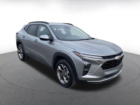 Used 2025 Chevrolet Trax LT image 1