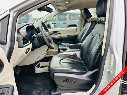 Used 2023 Chrysler Pacifica Touring-L image 3