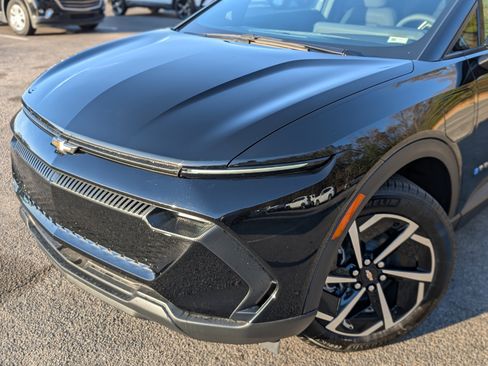 Used 2025 Chevrolet Equinox EV LT image 13