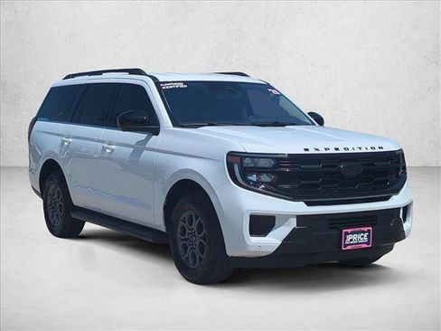 Used 2025 Ford Expedition Active RWD image 3