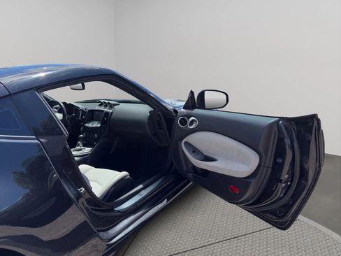 Used 2010 Nissan 370Z Touring w/ Sport Pkg RWD image 21
