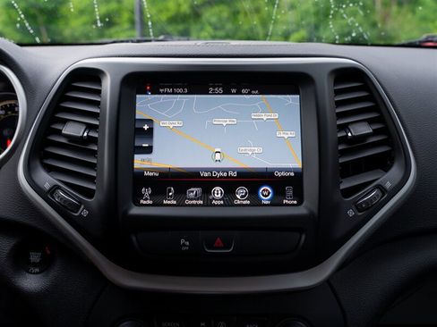 Used 2018 Jeep Cherokee Latitude Plus w/ Cold Weather Group AWD/4WD image 31