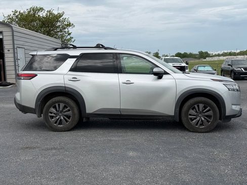 Used 2022 Nissan Pathfinder SV w/ SV Black Package image 4