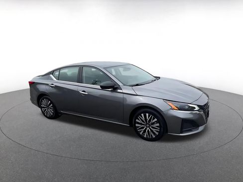 Used 2025 Nissan Altima 2.5 SV image 2