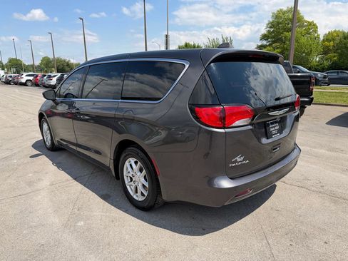 Used 2017 Chrysler Pacifica Touring FWD image 5