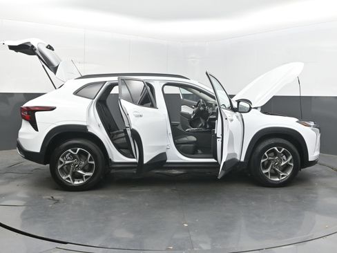 Used 2025 Chevrolet Trax LT w/ LT Convenience Package FWD image 43