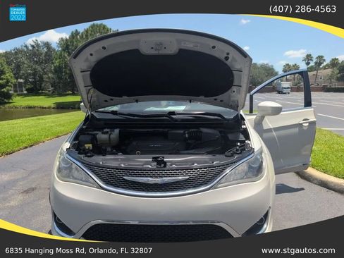 Used 2017 Chrysler Pacifica Touring-L Plus FWD image 34