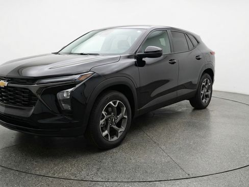 Used 2025 Chevrolet Trax LT w/ LT Convenience Package FWD image 3