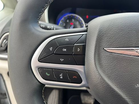 Used 2024 Chrysler Pacifica Touring-L image 13