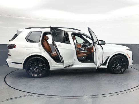 Used 2025 BMW X7 M60i AWD/4WD image 45
