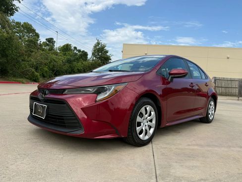 Used 2024 Toyota Corolla LE FWD image 2