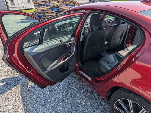 Used 2017 Volvo S60 T5 Inscription image 11