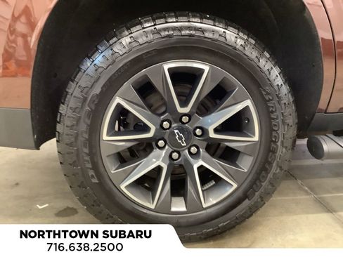 Used 2022 Chevrolet Tahoe Z71 w/ Luxury Package AWD/4WD image 19