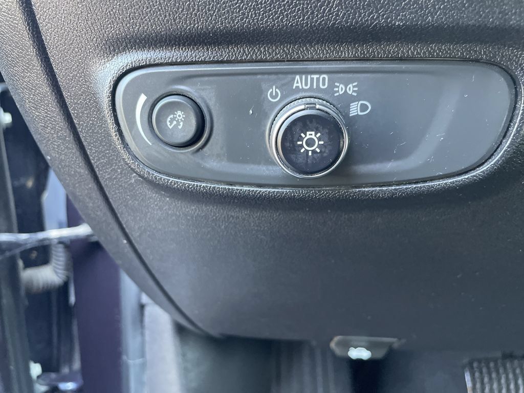 Used 2018 Chevrolet Equinox LT FWD image 32
