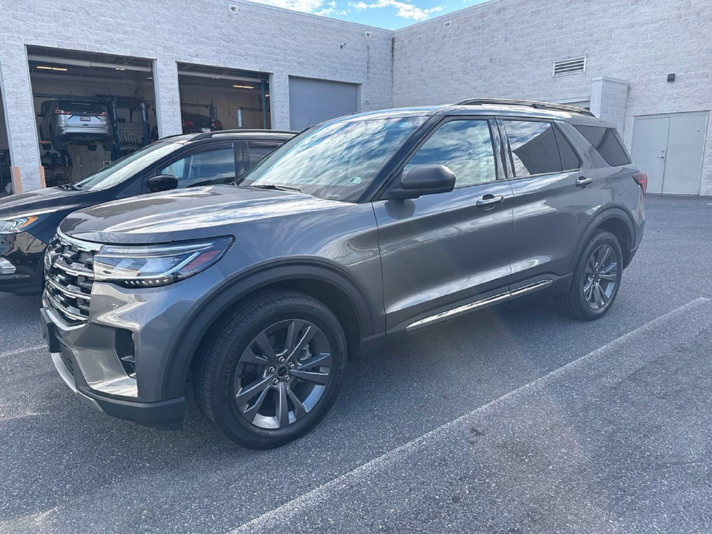 Used 2025 Ford Explorer Active w/ Active Comfort Package AWD/4WD image 2