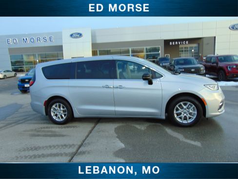 Used 2024 Chrysler Pacifica Touring-L image 5