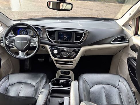 Used 2020 Chrysler Pacifica Touring-L FWD image 40