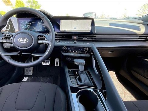 New 2025 Hyundai Elantra SEL image 16
