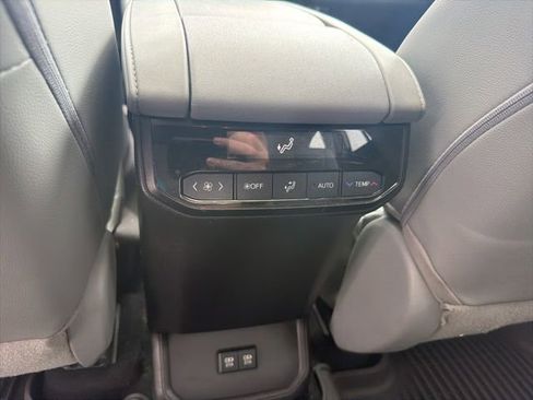 Used 2021 Toyota Highlander XLE AWD/4WD image 18