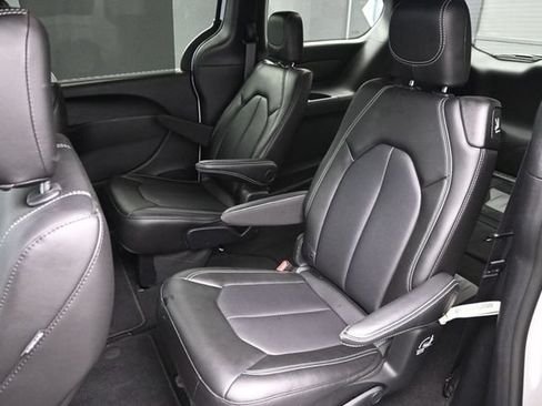 Used 2026 Chrysler Pacifica Select FWD image 17