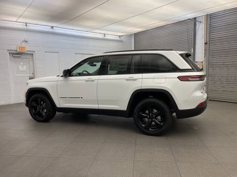New 2025 Jeep Grand Cherokee Limited w/ Luxury Tech Group II image 8