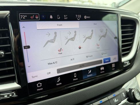 Used 2023 Chrysler Pacifica Touring-L FWD image 17