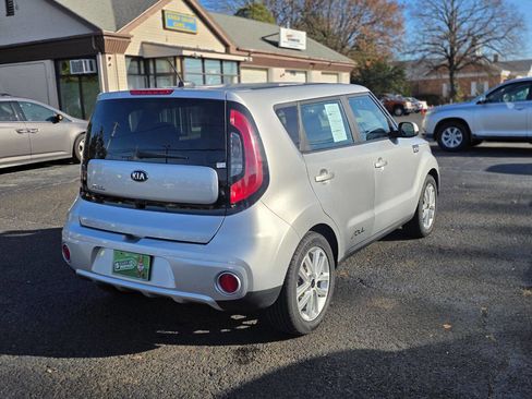 Used 2018 Kia Soul + image 7