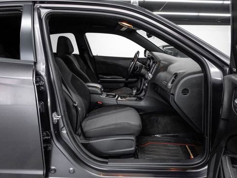 Used 2015 Dodge Charger SXT image 41
