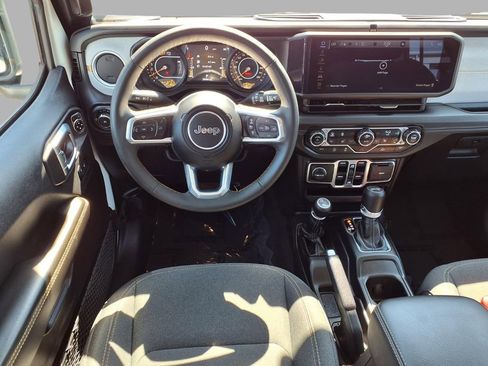 Used 2025 Jeep Wrangler Unlimited Sahara AWD/4WD image 4
