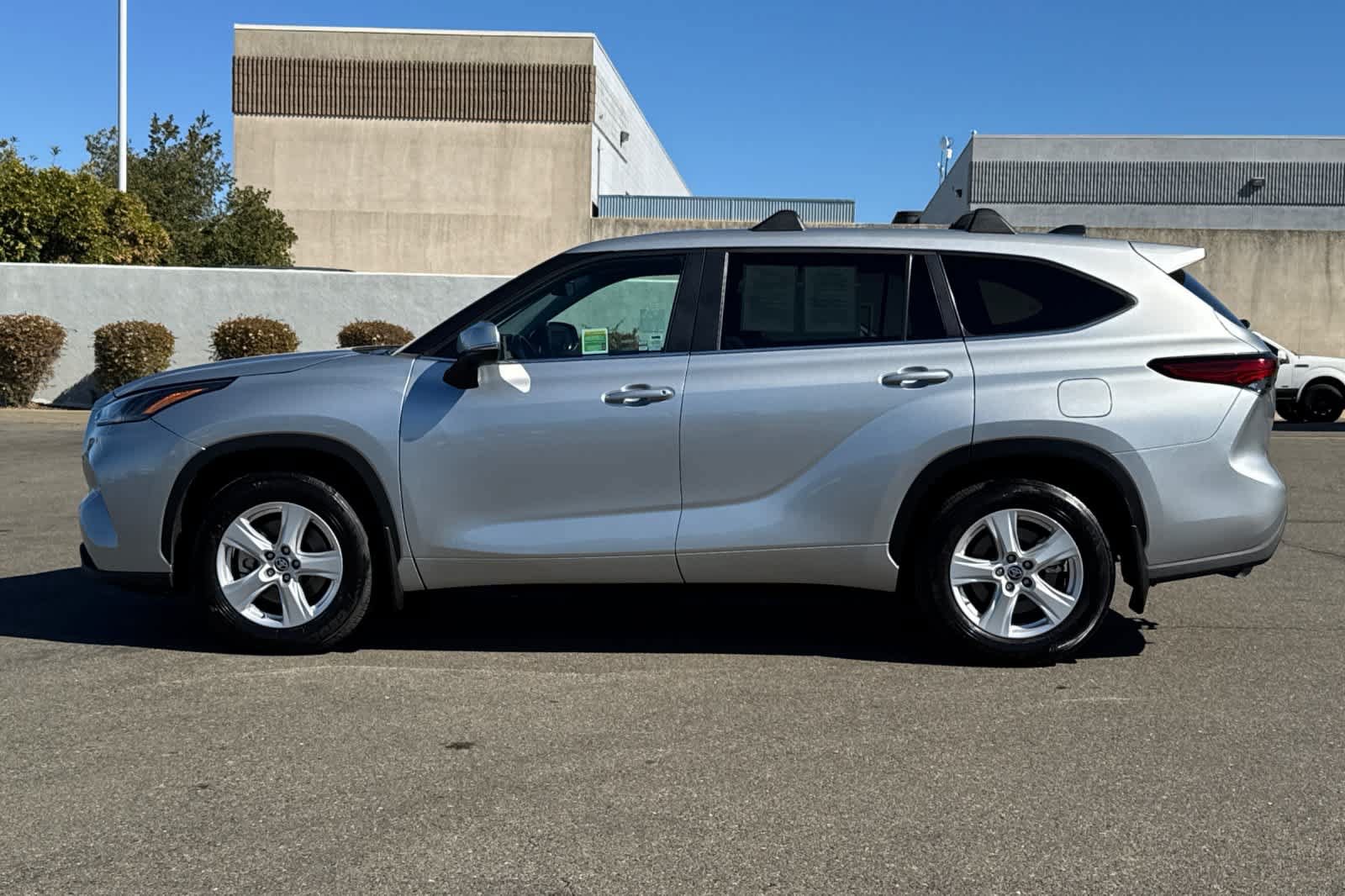 Used 2023 Toyota Highlander LE FWD image 9