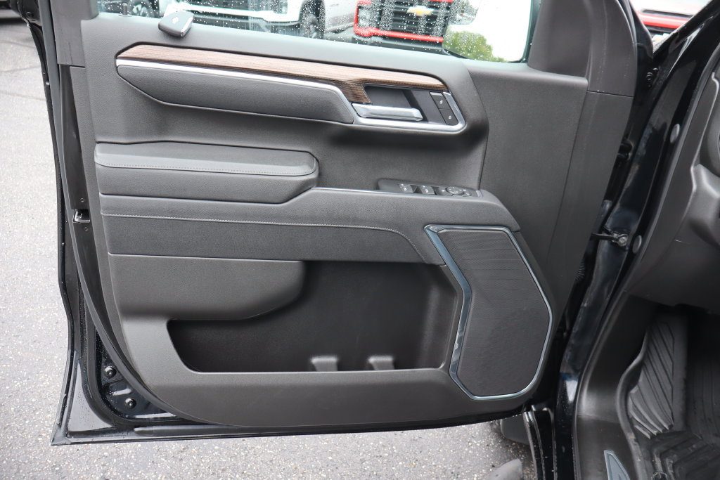 Used 2025 Chevrolet Silverado 1500 LT Trail Boss w/ Dark Appearance Package AWD/4WD image 4